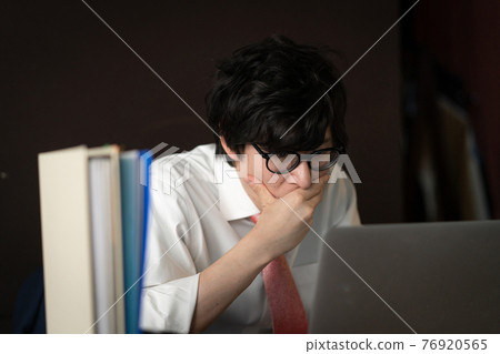 Businessman overtime 76920565