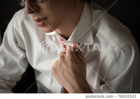 Businessman fatigue 76920581