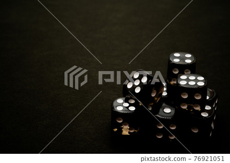 骰子黑色背景 76921051