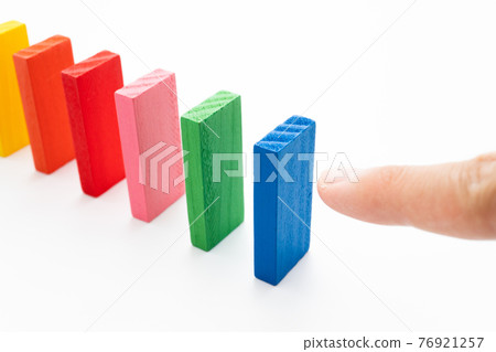 多米諾骨牌白色背景 76921257