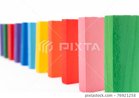 多米諾骨牌白色背景 76921258