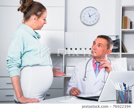 Doctor and pregnant visitor Doctor and pregnant visitor 76922394