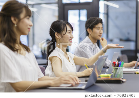 Business scene of three men and women during a meeting in the office 76922405