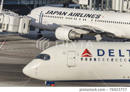 [Haneda Airport Terminal 3 Taxiing Delta Air Lines] 76923757