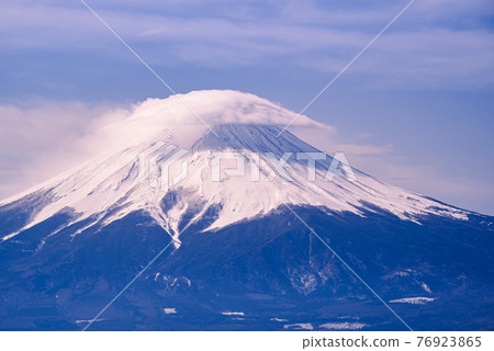 (Yamanashi Prefecture) Mt. Fuji and Lenticular Cloud in the midwinter (Yamanashi Prefecture) Mt. Fuji and Lenticular Cloud in the midwinter 76923865