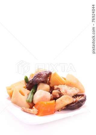 煮根菜，蓮藕，胡蘿蔔，牛蒡，芋頭，亮色背景 76924844