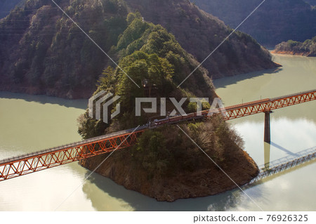 大井川鐵道井川線奧江湖城站鐵道橋的風景 大井川鐵道井川線奧江湖城站鐵道橋的風景 76926325