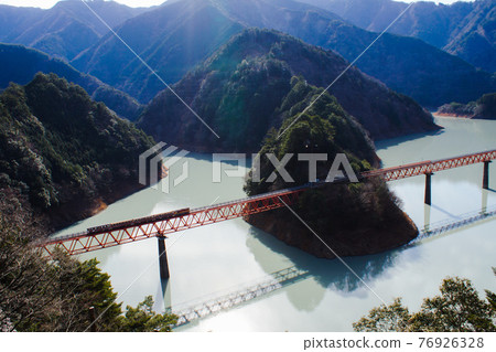 大井川鐵道井川線奧江湖城站鐵道橋的風景 大井川鐵道井川線奧江湖城站鐵道橋的風景 76926328