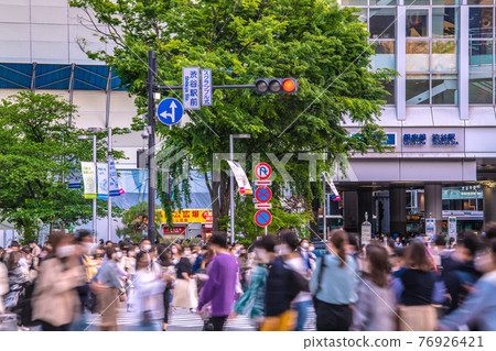 日本東京城市景觀在防止傳播下。根本沒有效果。與電暈災難前相同的人數 = 4 月 22 日 日本東京城市景觀在防止傳播下。根本沒有效果。與電暈災難前相同的人數 = 4 月 22 日 76926421