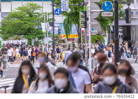 日本東京城市景觀在防止傳播下。根本沒有效果。與電暈災難前相同的人數 = 4 月 22 日 日本東京城市景觀在防止傳播下。根本沒有效果。與電暈災難前相同的人數 = 4 月 22 日 76926422