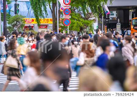日本東京城市景觀在防止傳播下。根本沒有效果。與電暈災難前相同的人數 = 4 月 22 日 日本東京城市景觀在防止傳播下。根本沒有效果。與電暈災難前相同的人數 = 4 月 22 日 76926424