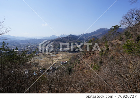 從群馬縣富岡市九山遠足路線的山頂眺望 從群馬縣富岡市九山遠足路線的山頂眺望 76926727