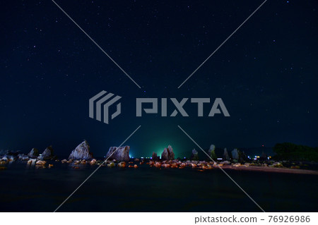 橋樑堆岩石在晚上 橋樑堆岩石在晚上 76926986