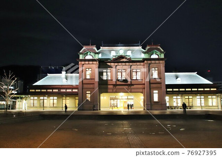 燈火通明的 JR 門司湖站 76927395