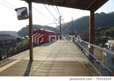 從名鐵蒲郡線“兒物之國”站出發的電車 從名鐵蒲郡線“兒物之國”站出發的電車 76928264