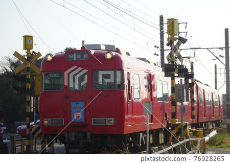 在名鐵蒲郡線西浦站停靠的電車 在名鐵蒲郡線西浦站停靠的電車 76928265