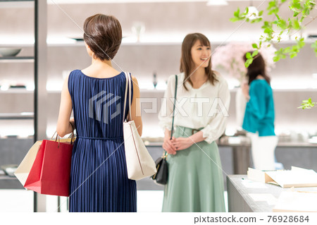 People shopping: Photography cooperation: g GIFT AND LIFESTYLE People shopping: Photography cooperation: g GIFT AND LIFESTYLE 76928684