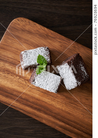 Chocolate brownies 76928694