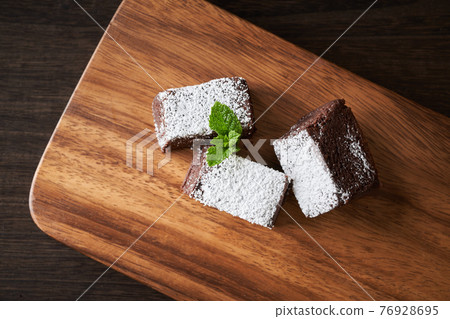 Chocolate brownies 76928695