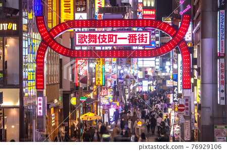 日本東京城市景觀取消後，許多人來到歌舞伎町。再次感染爆發。突變株的威脅...... = 4 月 3 日 76929106