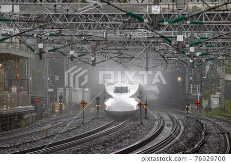 Tokaido Shinkansen N700 series heavy rain passing Odawara station 76929700