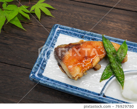 Teriyaki yellowtail and fried silk pods 76929780