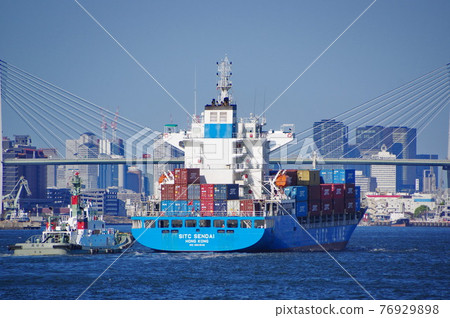 A container ship that arrives at Osaka Port in the west 76929898