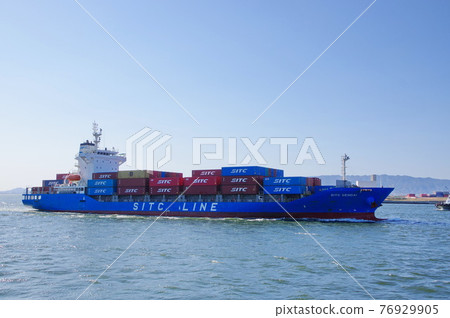 A container ship that arrives at Osaka Port in the west A container ship that arrives at Osaka Port in the west 76929905