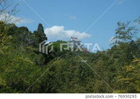 Otaki Castle seen from the window of Isumi Railway, Chiba Prefecture 76930293