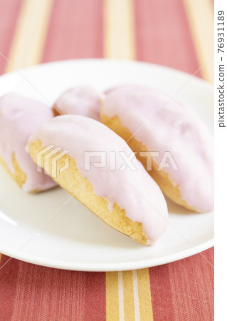 Strawberry eclair Strawberry eclair 76931189
