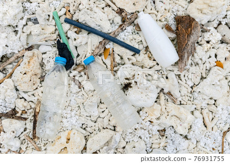 在沙灘上發射的 PET 瓶海洋垃圾問題環境破壞圖像 76931755