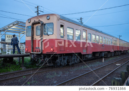 列車長在無人車站檢查安全 76931866