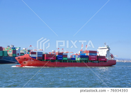 一艘紅色集裝箱船，白浪駛離大阪港 76934393
