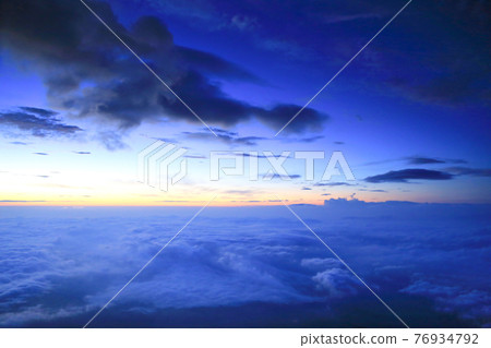 [Shizuoka Prefecture] August, sunrise from Akaiwa 8gokan and sea of clouds <Mt. Fuji> 76934792