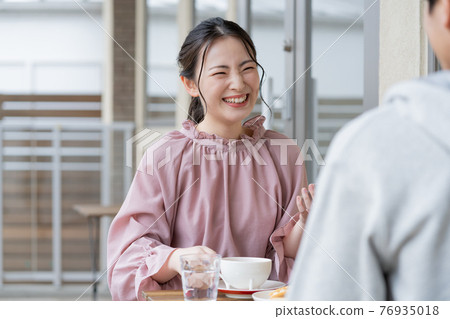 年輕夫婦在咖啡館聊天 年輕夫婦在咖啡館聊天 76935018