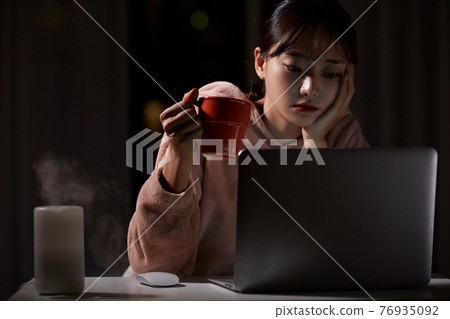 午夜在家工作的年輕女性 午夜在家工作的年輕女性 76935092