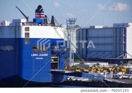 A car carrier 76935193