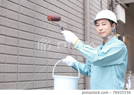 男性工人畫房子的外牆 76935556