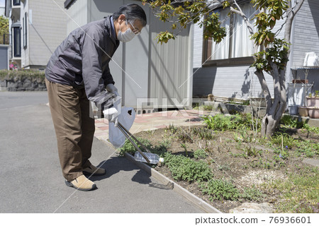 拾起垃圾的老人 76936601