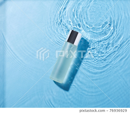 水背景上的化妝品圖像 76936929