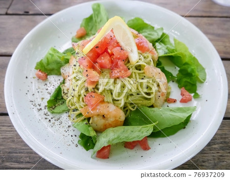 Shrimp and tomato salad pasta 76937209