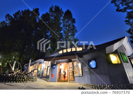 The blue wall of the cafe emerges during the blue hour after sunset, when the Akebono Children's Forest Park is lit up in the summer. The blue wall of the cafe emerges during the blue hour after sunset, when the Akebono Children's Forest Park is lit up in the summer. 76937370
