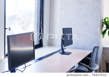 Image of an office that is quiet due to teleworking due to corona 76937810