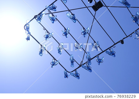 Blue sky, sun, pinch hanger (image of washing) 76938229