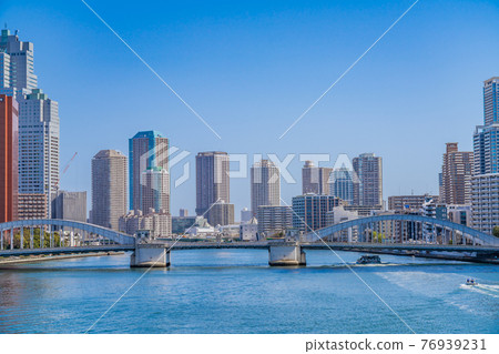 從築地大橋到明石町和月島的日本摩天大樓的城市景觀 76939231