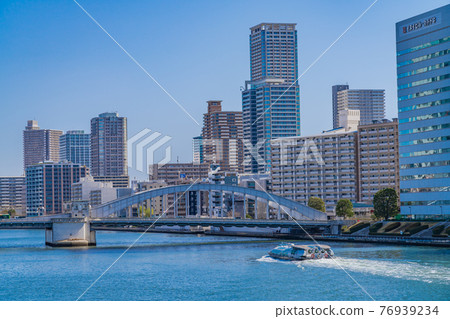 從築地大橋到明石町和月島的日本摩天大樓的城市景觀 76939234