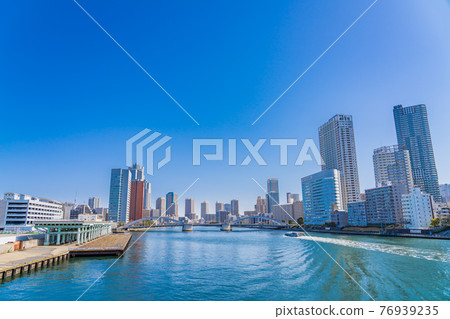 從築地大橋到明石町和月島的日本摩天大樓的城市景觀 76939235