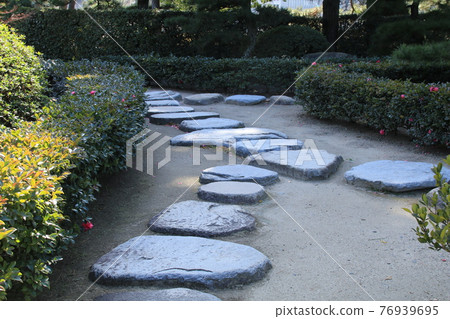陽光明媚的日子,公園鵝卵石叉前的岔路 陽光明媚的日子,公園鵝卵石叉前的岔路 76939695