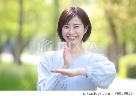 Sign language "Thank you" 76939936