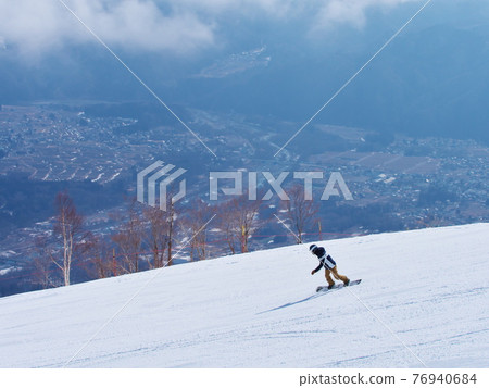 白馬八方尾根滑雪場Kurobishi斜坡上的滑雪板滑雪 76940684